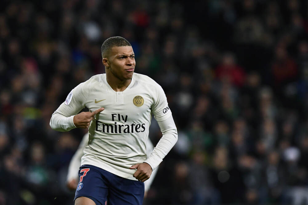 为给老婆拍照? 男子摔落一级保护动物